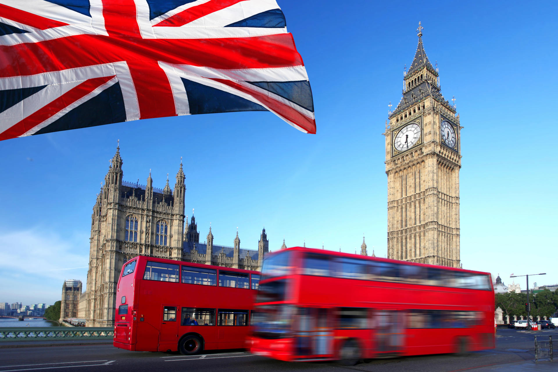 mujer estudiante con bandera inglesa