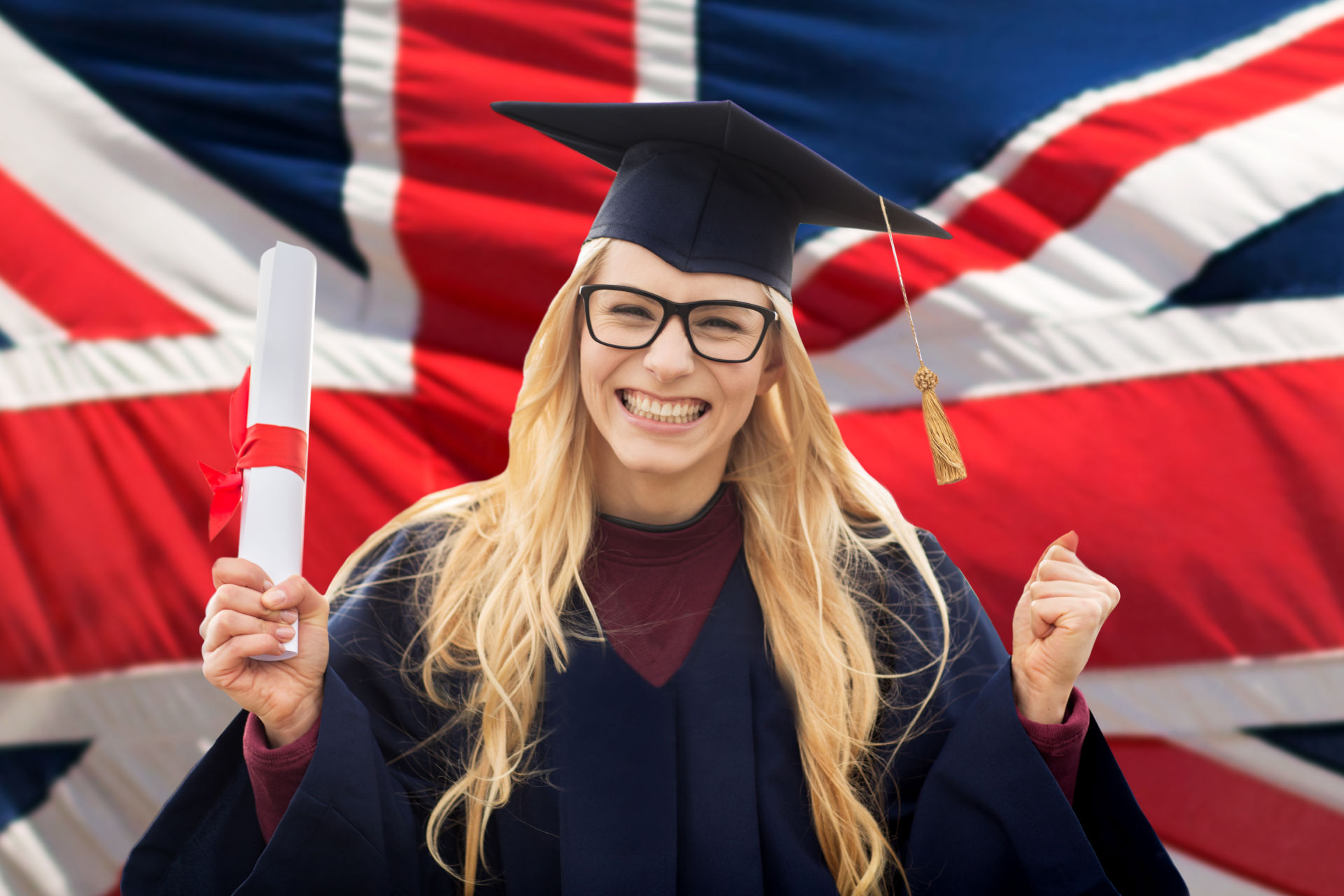 estudiante-graduada-delante-de-bandera-inglesa