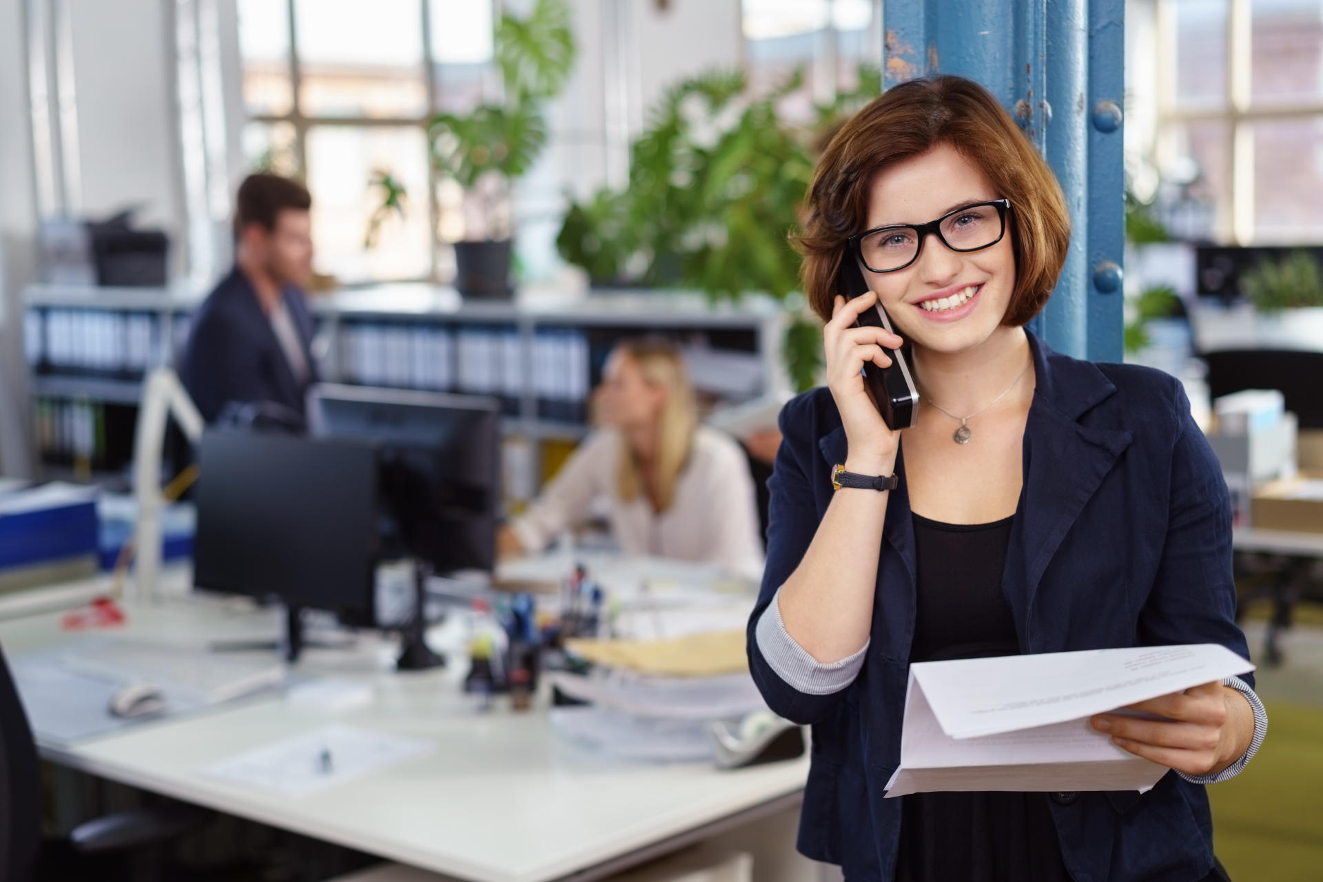 mujer joven al telefono